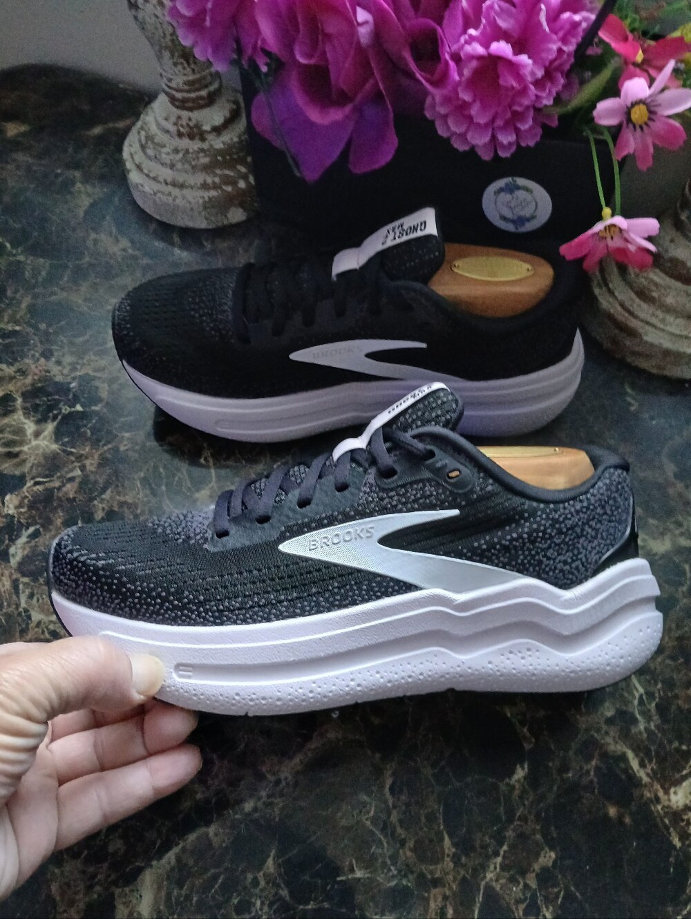 Brooks Ghost Max 2 Super Comfort/Athletic Medical Field Shoes Size 7 for Women - Picture 5 of 14